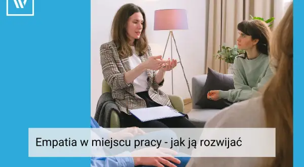 Kobieta prowadzi rozmowę, pokazując gestami, jak ważna jest empatia w pracy. Słucha jej uważnie druga osoba.