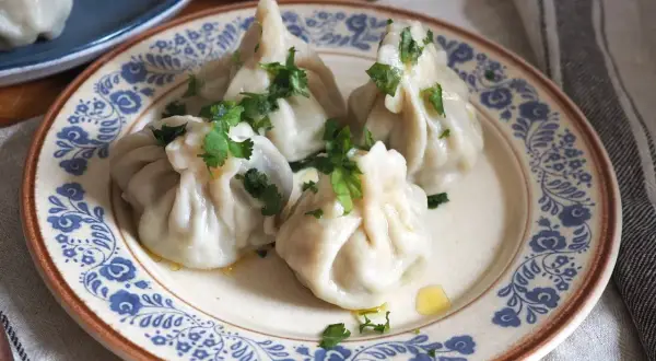 Chinkali przepis: pyszne pierożki z mięsem i ziołami, gotowe do podania.