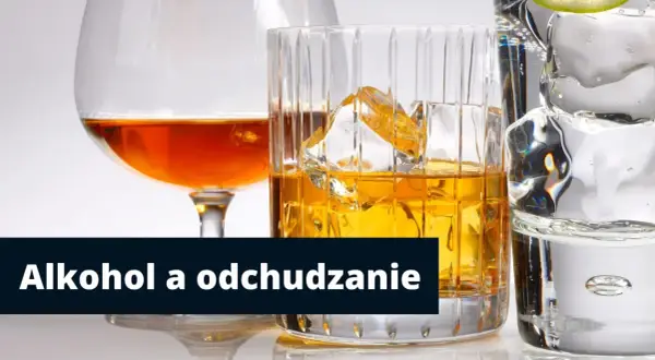 Szklanki z bursztynowym alkoholem i lodem. Czy jaki alkohol na redukcji jest dozwolony?