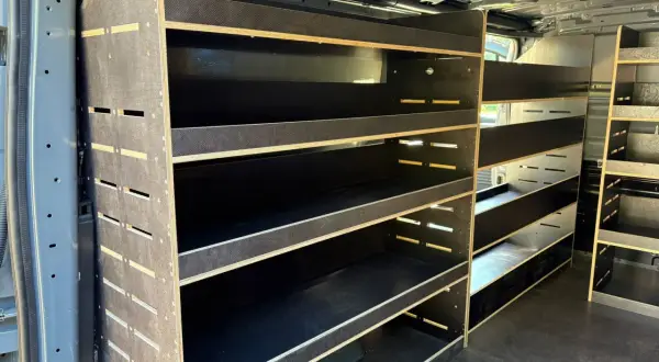 Regał do busa DIY: Zbuduj mobilny warsztat krok po kroku!