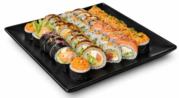 Talerz sushi z łososiem, krewetkami i warzywami. Zastanawiasz się, ile kosztuje sushi? Ta porcja wygląda apetycznie!