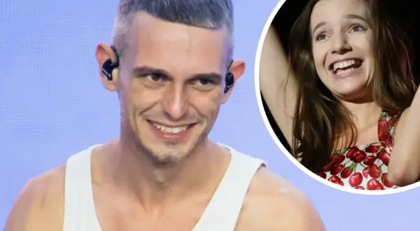 Uśmiechnięty mężczyzna w białej koszulce i podekscytowana kobieta w sukience w wiśnie. Idealna para na kawka na wynos tekst.