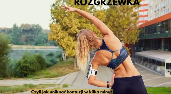 Kobieta wykonuje rozciąganie przed bieganiem, unosząc rękę nad głowę i pochylając tułów. To kluczowy element, by uniknąć kontuzji w kilka minut.