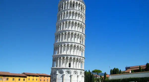 La Torre di Pisa, con la sua inconfondibile pendenza, attira turisti da tutto il mondo. Informazioni sulla Torre di Pisa sono disponibili ovunque in questa piazza affollata.