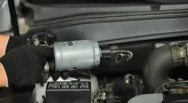 Gdzie jest filtr paliwa w Hyundai i30 1.4 benzyna? Znajdź go łatwo!