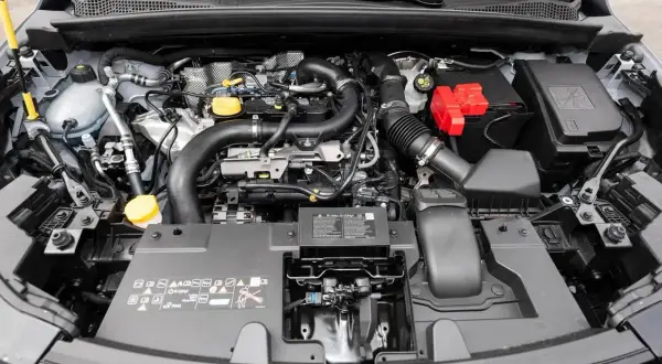 Vue détaillée du moteur TCE 90, gage de fiabilité pour votre véhicule. Composants visibles, circuits et batterie.