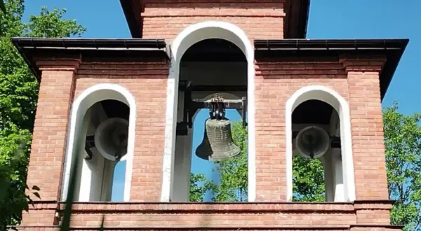Kiedy biją dzwony w kościele? Odkryj tajemnice ich rytmu