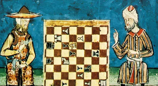Dos hombres medievales jugando al ajedrez.