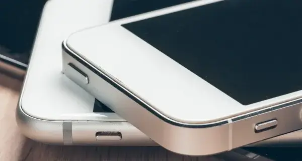 Przyspiesz iPhone'a: Odzyskaj płynność! Sprawdź, co go spowalnia