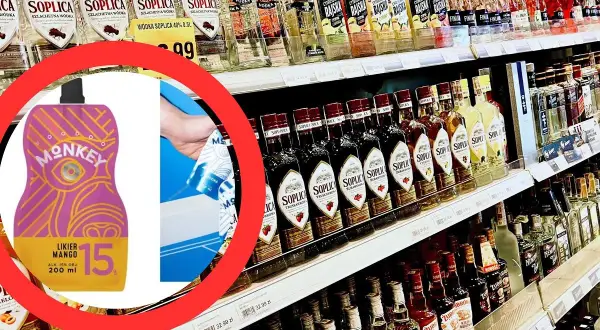 Wódka na półce sklepowej, obok kolorowy likier Monkey Mango.