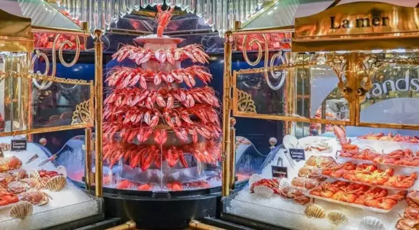 Impresionante torre de langostas y mariscos frescos, parte del buffet más grande de Europa.
