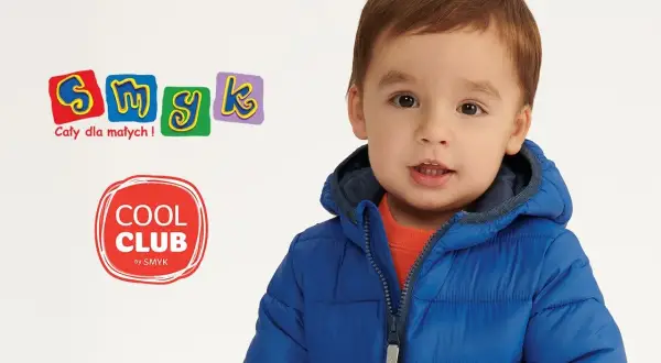 Chłopiec w niebieskiej kurtce z kapturem, logo Smyk i Cool Club.