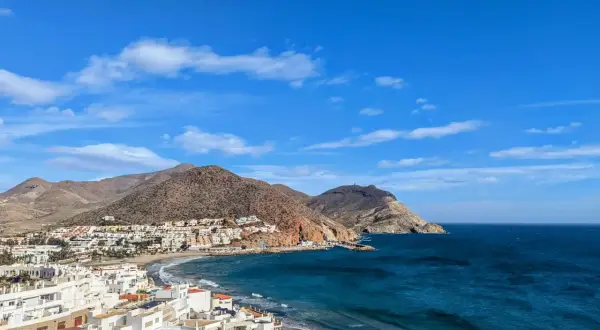 Vista panorámica de San José, Almería, con casas blancas, playa y el mar azul bajo un cielo despejado. ¡Un lugar ideal que ver en San José, Almería!