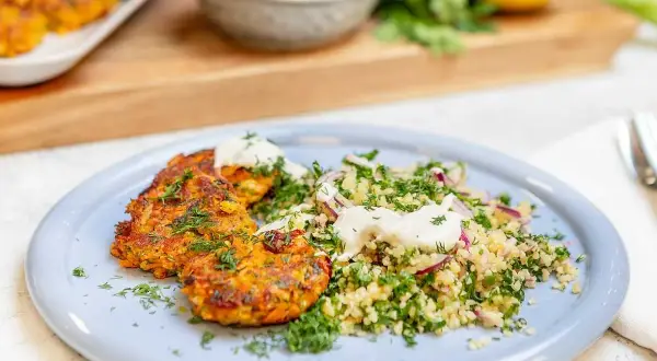Halloumi och morotsbiffar serveras med en fräsch bulgursallad och en klick yoghurt. En härlig vegetarisk rätt!