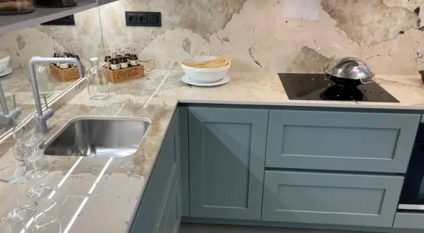 Nowoczesna kuchnia z blatem Dekton. Sprawdź atrakcyjną dekton cena za m2.