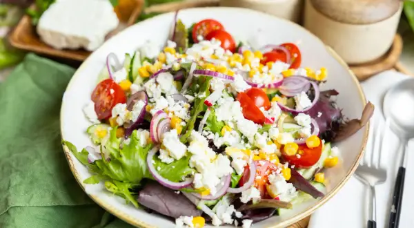 Ein bunter, gemischter Salat wie im Restaurant, mit Feta, Tomaten, Gurken und Mais. Frisch und lecker!