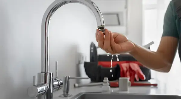 Tajemnice ciepłej wody w bloku: Skąd i ile za nią płacisz?