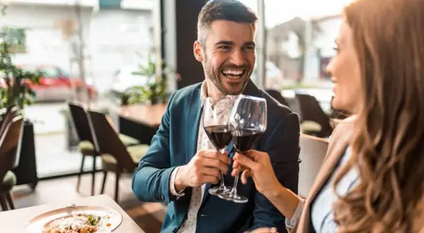 Jak się ubrać do restauracji na obiad? Poradnik stylu i pewności.