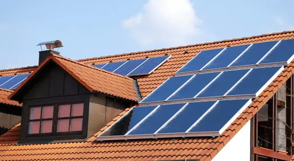Tejas rojas con paneles solares. ¿Habrá una multa por poner paneles solares sin permiso?