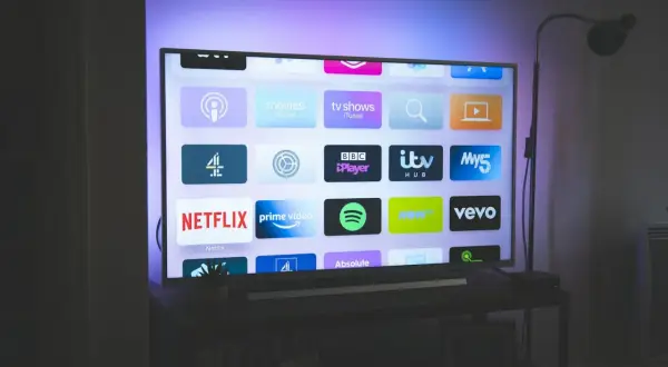 Jak zainstalować VOD na telewizorze LG? Ekran telewizora z ikonami aplikacji streamingowych: Netflix, Prime Video, Spotify, Vevo i innymi.