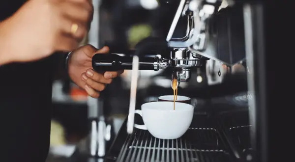 Die beste Gastro-Kaffeemaschine: Qualität & Profit steigern