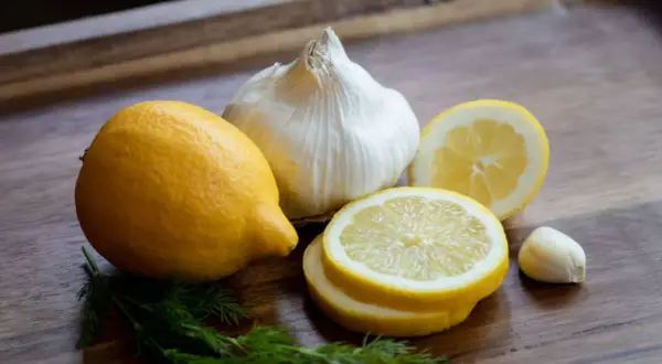 Ajo con limón para que sirve: ingredientes frescos para una receta saludable.