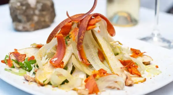Salat mit Fenchel, Birne und feinen Streifen von **bottarga deutsch**. Ein Hauch von Luxus auf dem Teller.