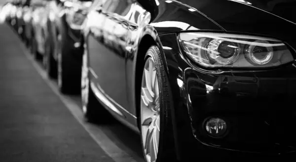 Błyszczące, czarne auto w rzędzie. Idealne do cesji leasingu na osobę prywatną.