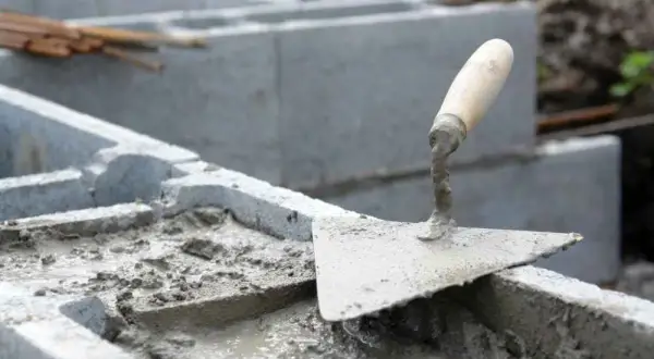 Bloczki betonowe: Dlaczego klej może być lepszy niż zaprawa murarska?