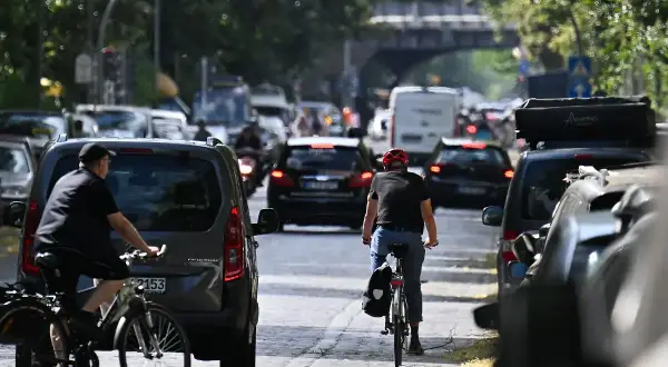 Verkehr in Berlin: Radfahrer und Autos auf dem Weg von Berlin nach Polen mit dem Auto.