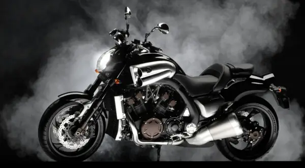 Potente V Max 1700 negra emerge de la niebla, mostrando su motor musculoso y diseño agresivo.