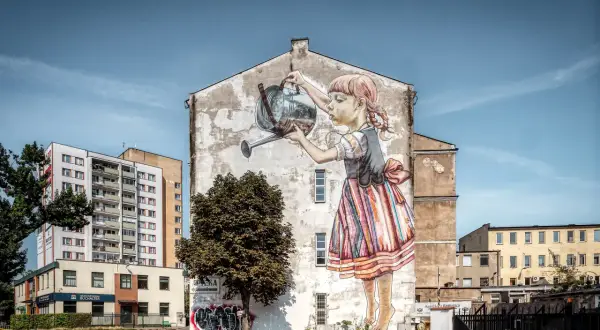 Dziewczynka z konewką na ścianie kamienicy, jeden z pięknych murale Białystok.