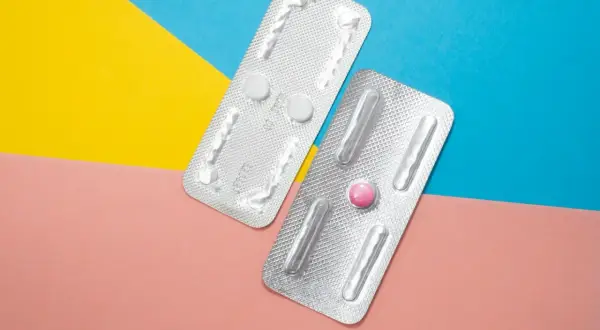 Tabletki antykoncepcyjne w blistrach. Szybka pomoc, jak zapobiec ciąży po stosunku.