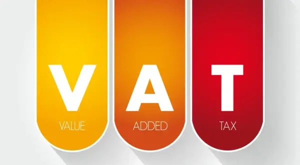 Trzy pionowe, kolorowe prostokąty z białymi literami: V, A, T. Pod nimi napisy: VALUE, ADDED, TAX. Podatek należny.