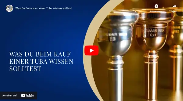 Nahaufnahme von Mundstücken eines Blechblasinstruments, einer Tuba. Der Text "Was Du Beim Kauf einer Tuba wissen solltest" ist sichtbar.