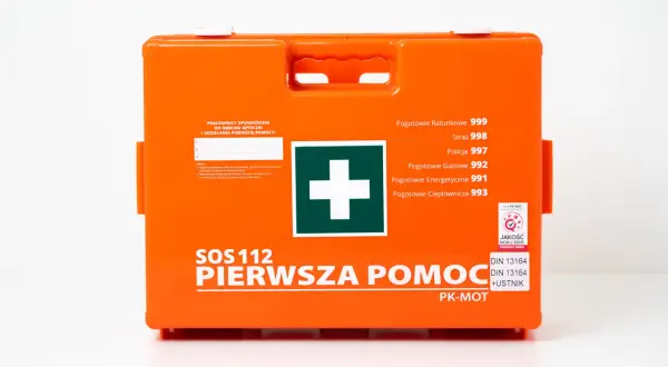 Apteczka pierwszej pomocy: Kompletny przewodnik po wyposażeniu i normach