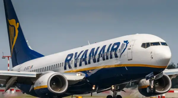 Samolot Ryanair startuje, zapowiadając tanie podróże i świetne zniżki.