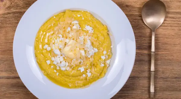 Pyszna polenta z serem i masłem, gotowa do zjedzenia.