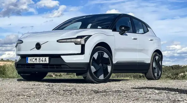 Vit Volvo EX30 på grusväg, redo för ett spännande volvo ex30 test under en molnig himmel.