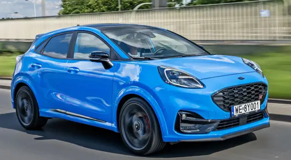 Niebieski Ford Puma ST w ruchu. Sprawdź aktualną ford puma cena i możliwości tego sportowego SUV-a.