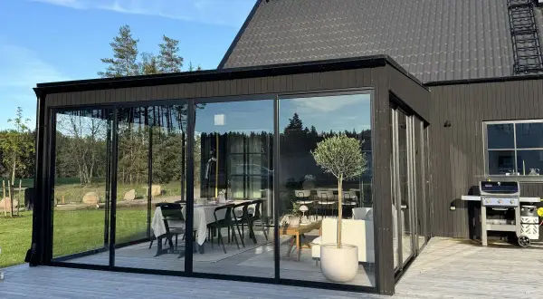 Moderna altaner med glaspartier som släpper in ljus. Ett perfekt ställe för middagar utomhus.