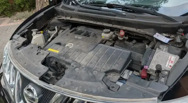 Silnik V6 w Nissan Murano. Zastanawiasz się nad **nissan murano spalanie**? Ten silnik to serce auta, które wpływa na jego apetyt na paliwo.