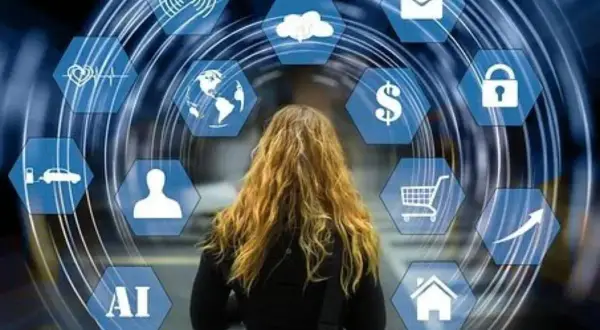 Mujer frente a un círculo de iconos digitales que representan la **inteligencia cristalizada**: salud, hogar, IA, coche, mundo, finanzas, seguridad, compras, correo y crecimiento.