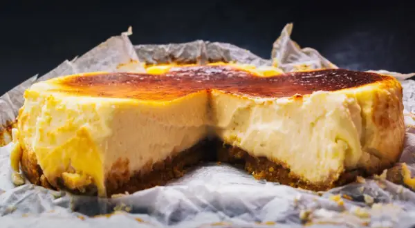 Ein cremiger Käsekuchen mit karamellisierter Kruste, perfekt für jedes cheesecake rezept.