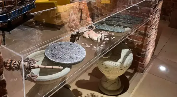W muzeum czekolady Kraków zobaczysz historyczne narzędzia do produkcji kakao, kamienne kalendarze i figurki.