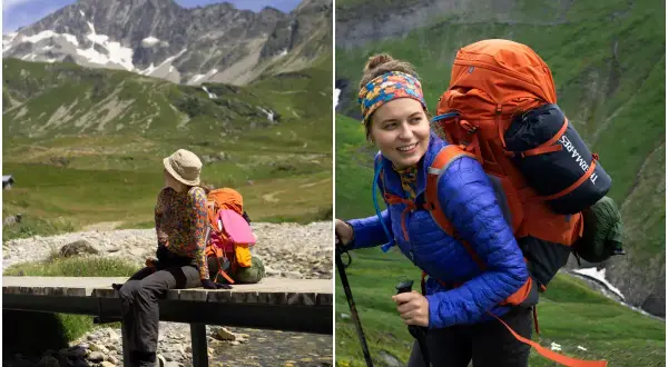 Dwie kobiety z plecakami w górach, przygotowane na przygodę. Jedna siedzi na kładce, druga idzie z kijkami. To może być początek ich tour de Mont Blanc.