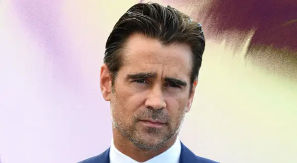 Colin Farrell med slick back-frisyr, bär en blå kostym och vit skjorta.