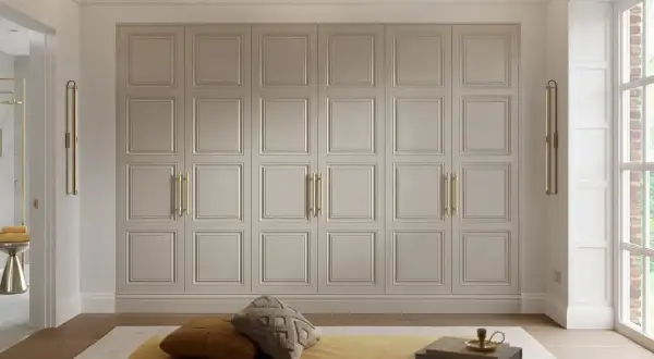 Elegant platsbyggd garderob hall med diskreta handtag och stilren design. Perfekt för att maximera förvaringen med klass.