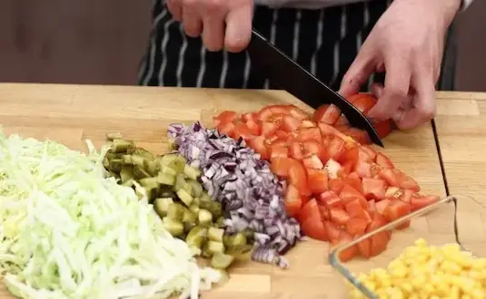 Jak zrobić sałatkę gyros w 15 minut – prosty przepis na każdy stół