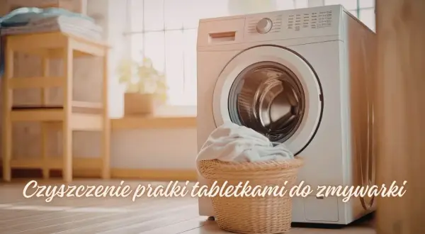 Biała pralka z koszykiem białych ubrań obok, na tle okna.